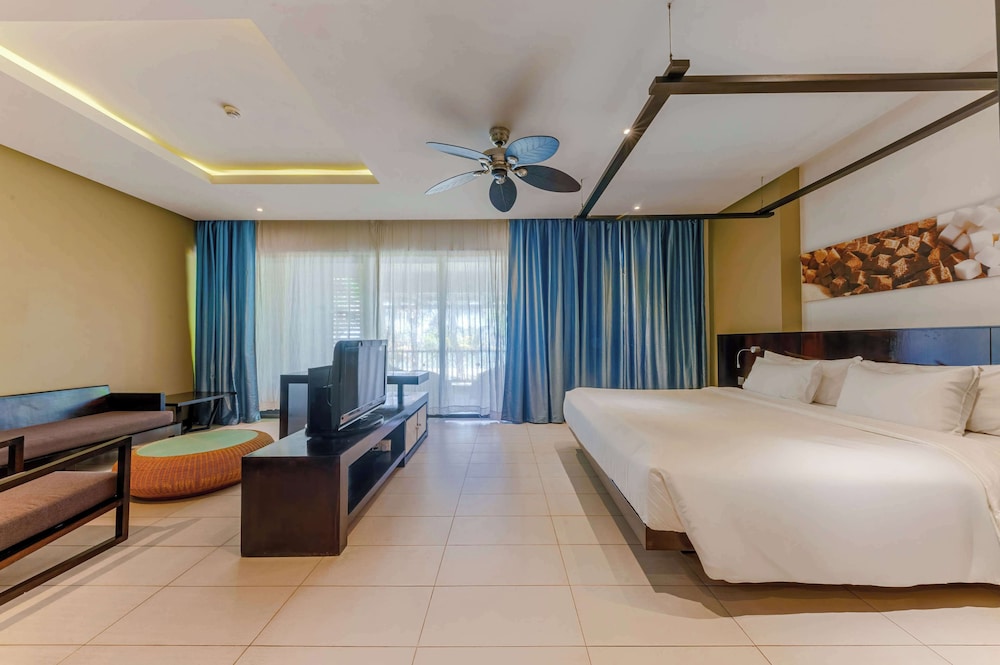 Junior Suite, King Bed, Garden View