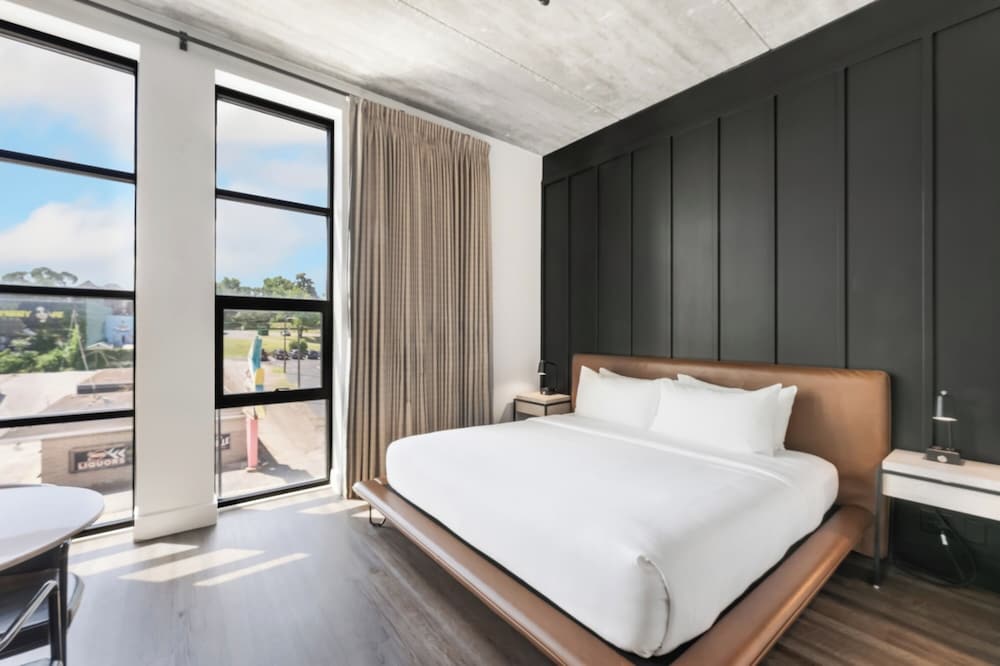 STUDIO, KING AND TWIN BEDS, BUNK BEDS, KITCHENETTE