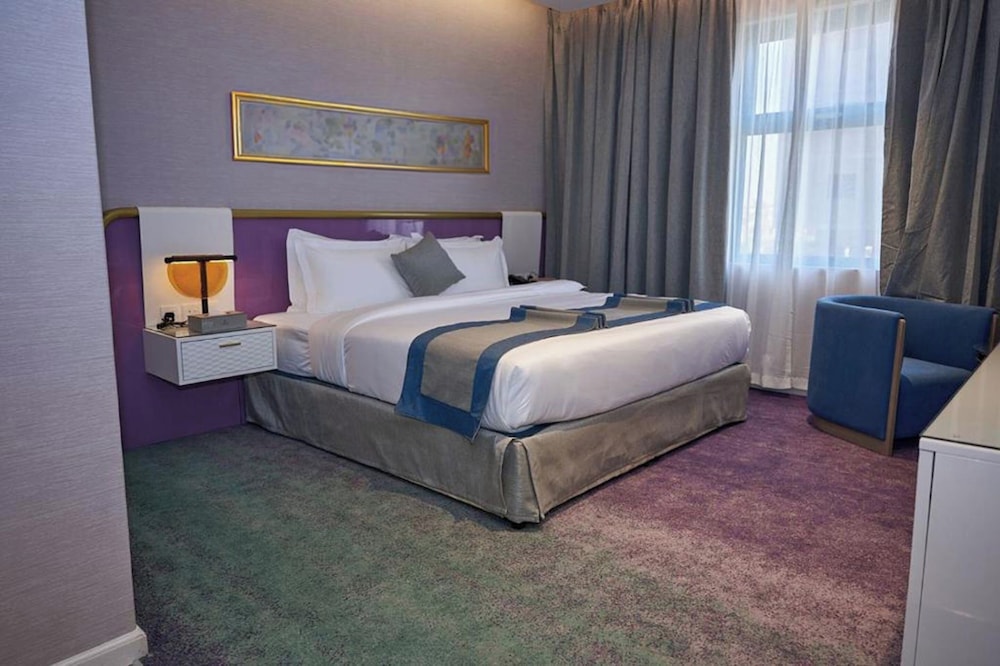 DELUXE, DOUBLE BED