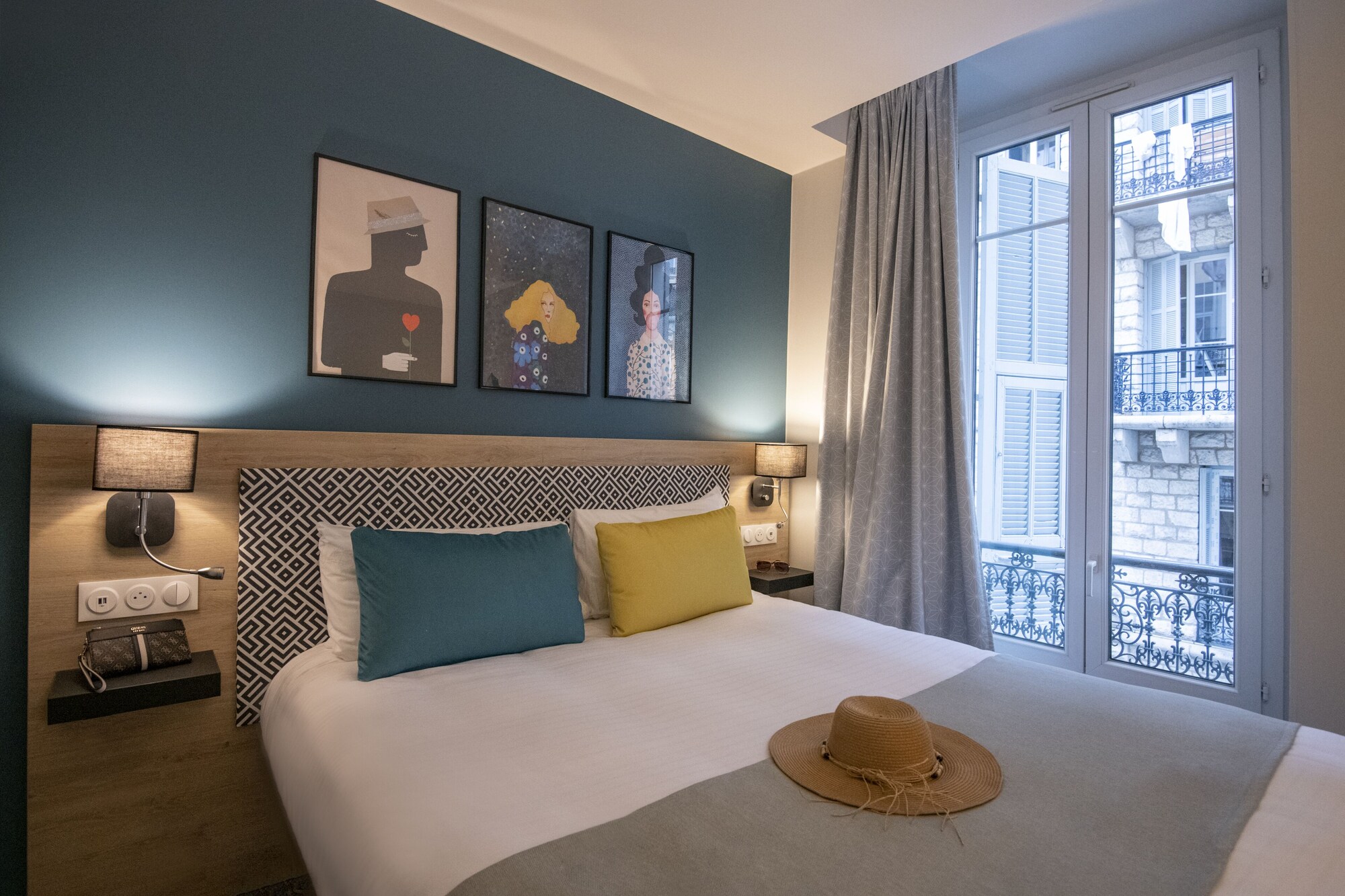 ROOM, DOUBLE BED