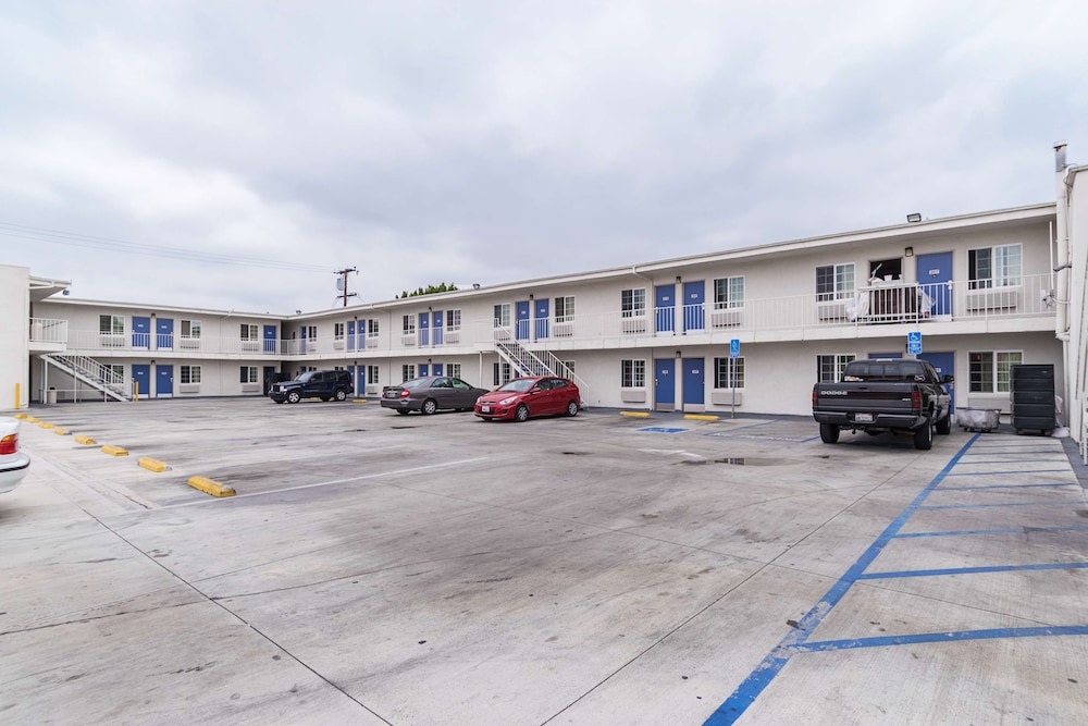 Motel6 Long Beach, CA - International City 32/38