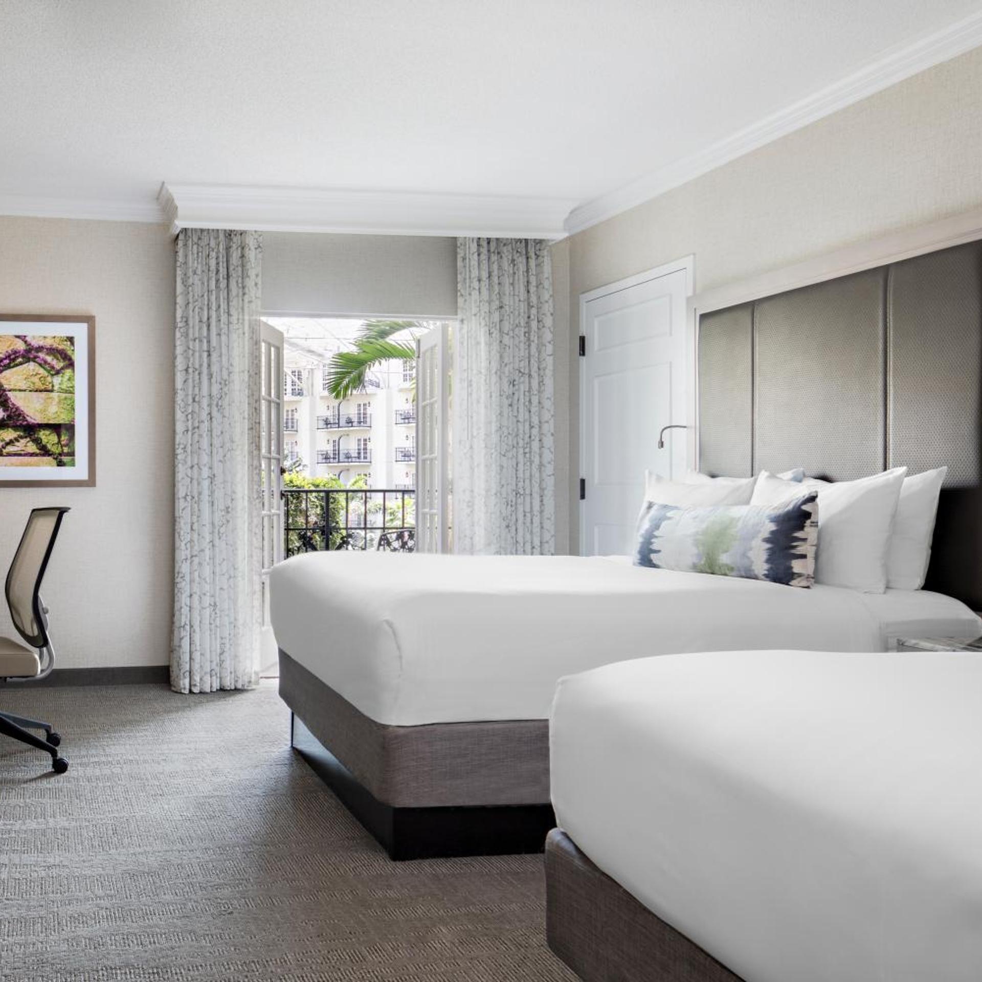 غرفة داخلية بسريرين كوين بإطلالة