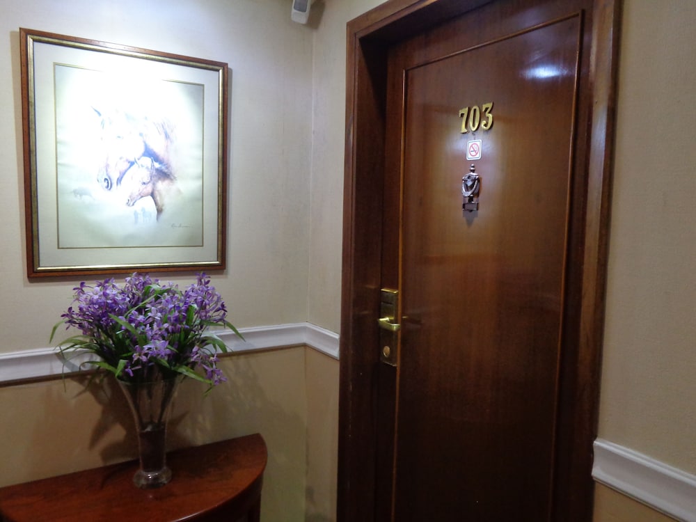 Premier Hill Suites 8/68