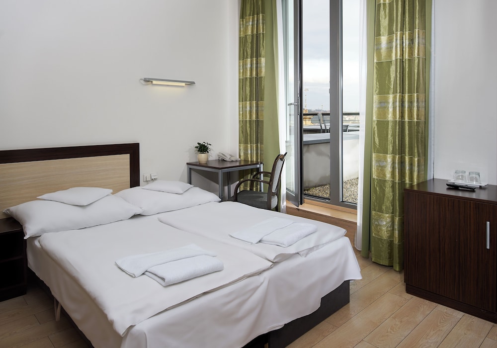 STANDARD, DOUBLE OR TWIN BED, CITY VIEW, TERRACE