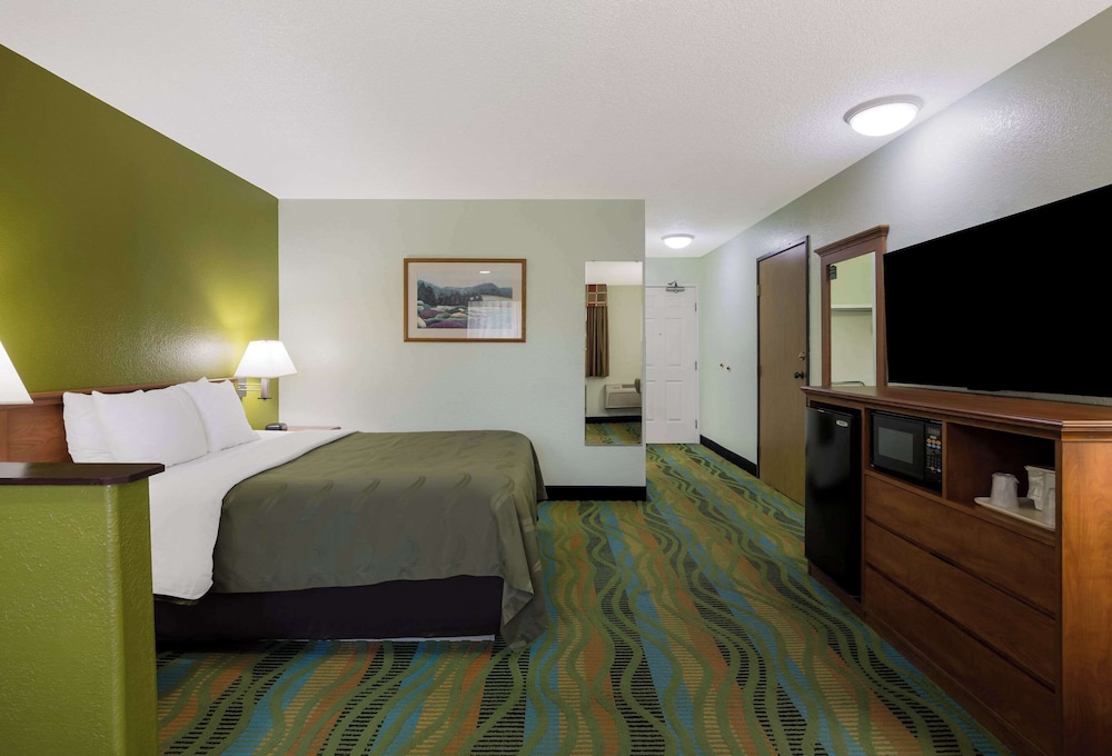 Quality Inn and Suites Medford Airport 12/51