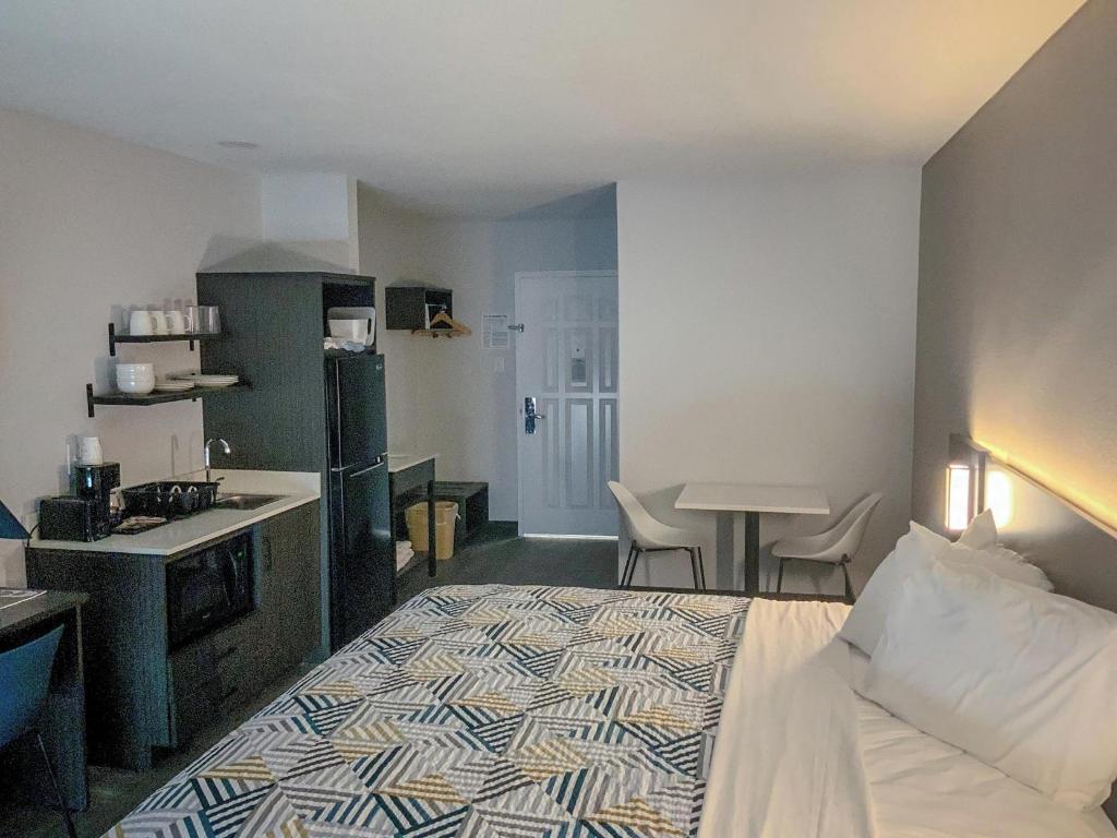 1 King Bed Mobil Acc RI Shwr Nsmk Kitchen، Studio6 San Angelo, TX 3/5