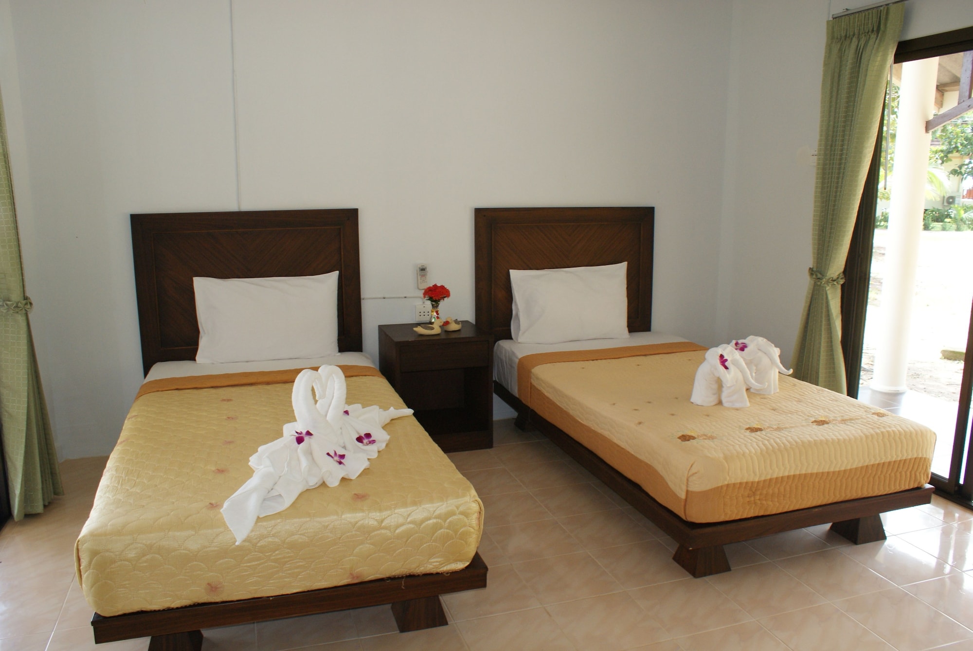 SUPERIOR, TWIN BEDS, GARDEN VIEW