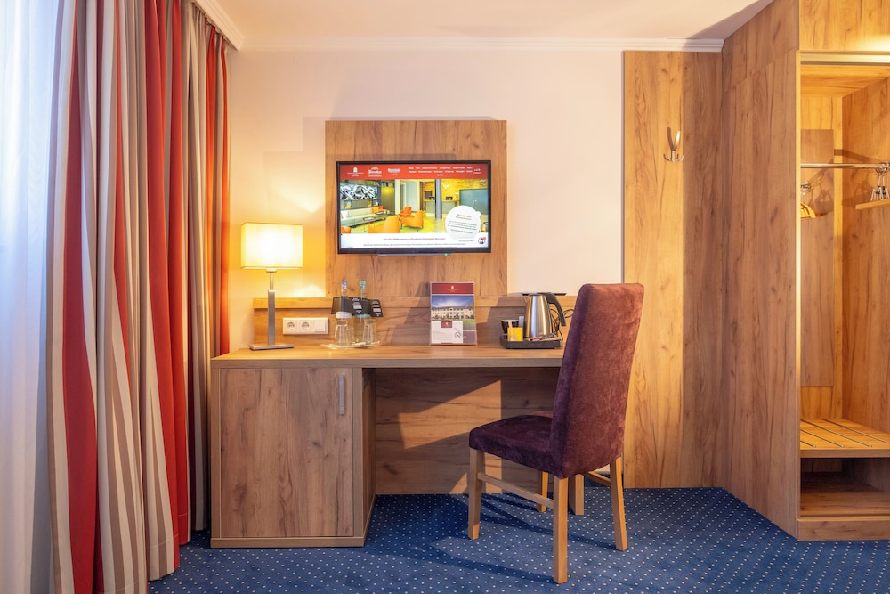 Parkhotel Schloss Hohenfeld (Parkhotel Hohenfeld) 56/65