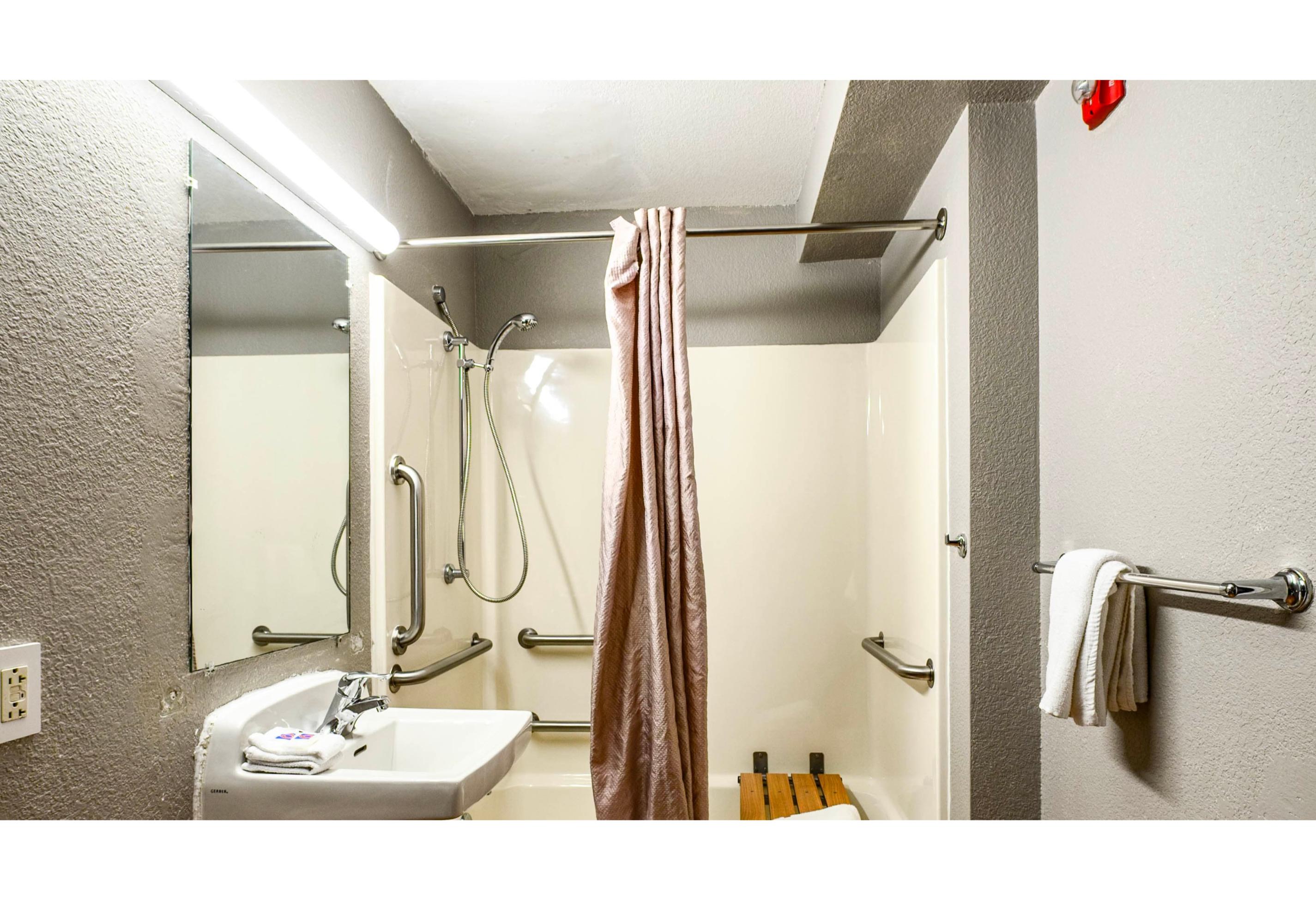 2 Full Beds - ADA/RI Shower/Micfridge، Motel6 Wethersfield, CT - Hartford 5/5