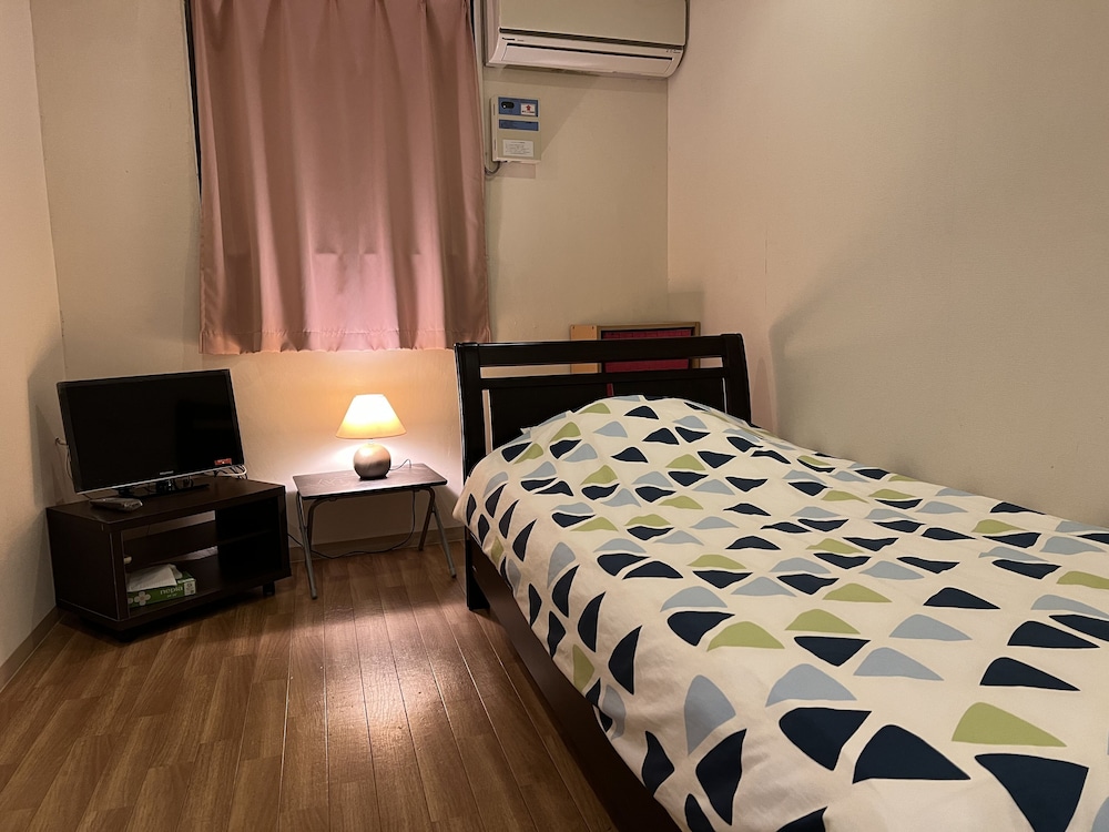 FEMALE DORM, STANDARD, SINGLE, SHARED BATHROOM