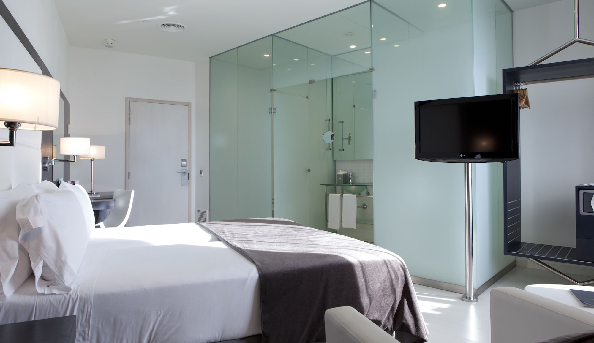 غرفة كلاسيكية ثلاثية بسرير كوين وسرير فردي، Porta Fira Hotel 2/2