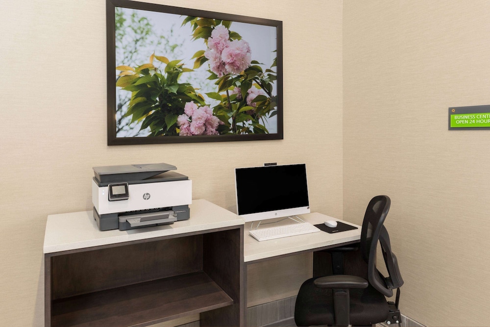 La Quinta Inn and Suites by Wyndham Jonesboro 22/26