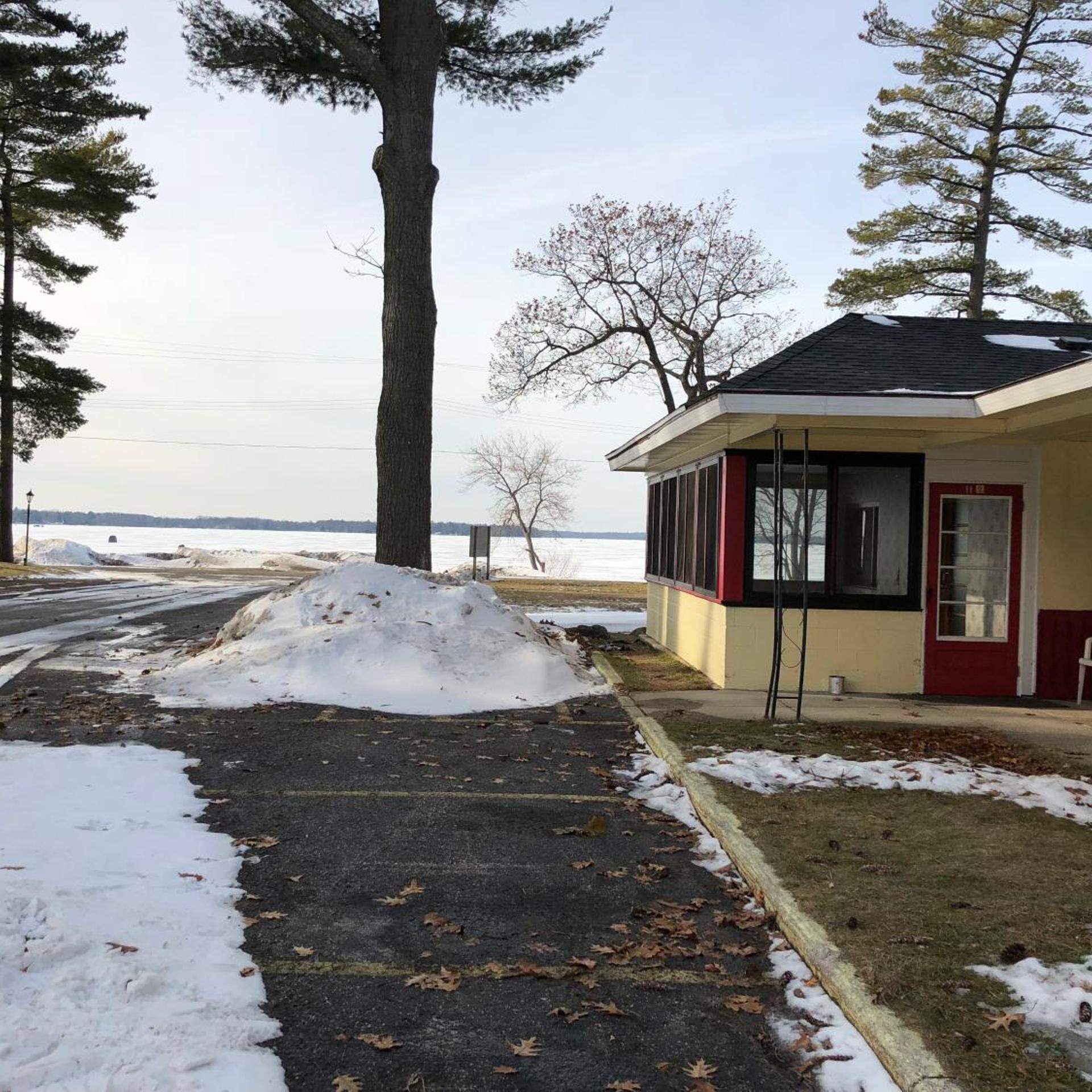 Sun 'n Snow Motel 47/50