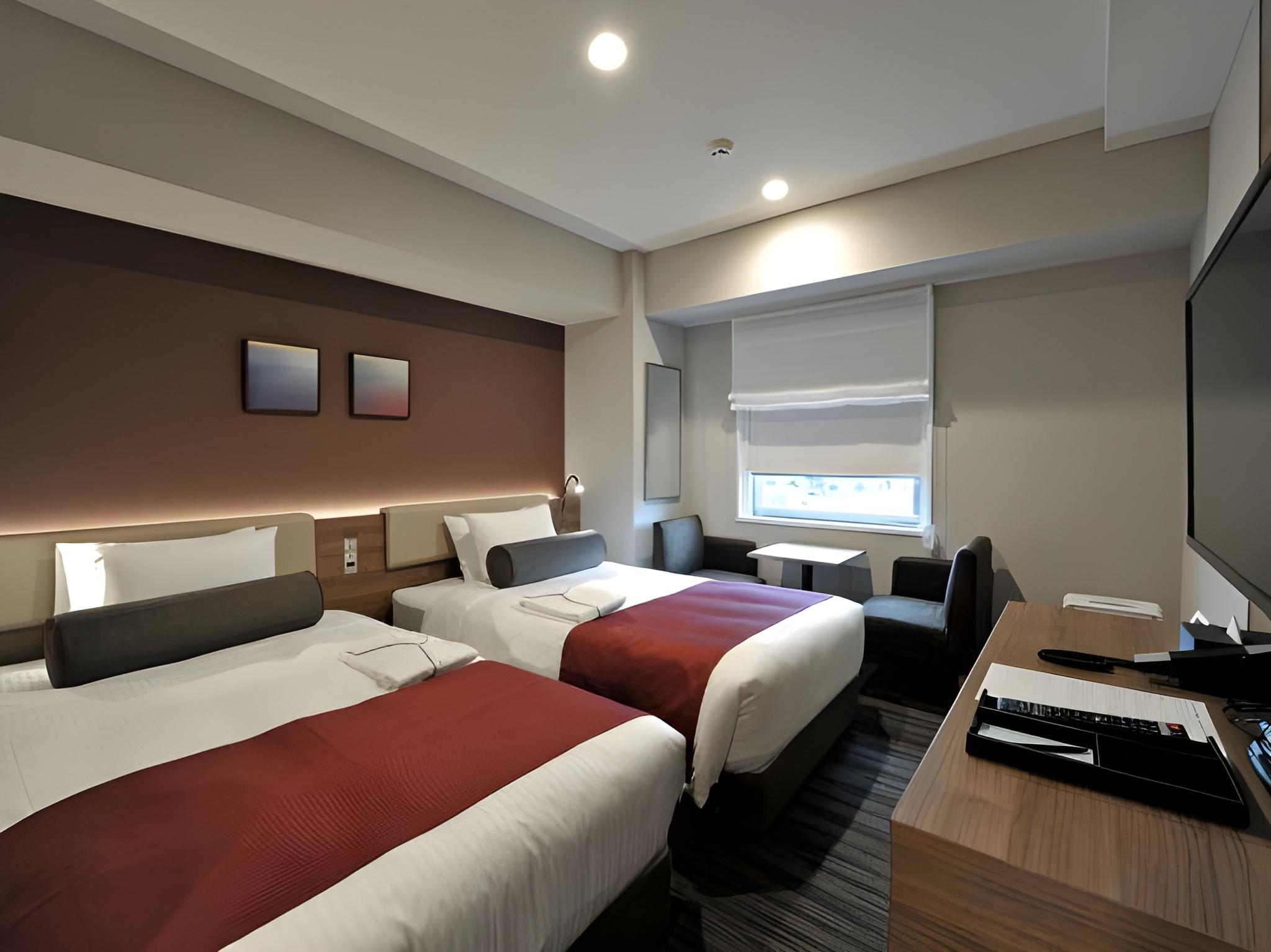 Family, Twin Beds, Bathtub