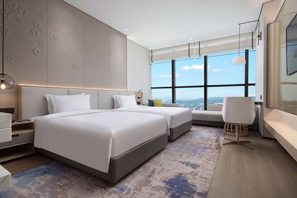 DELUXE, TWIN BEDS, CITY VIEW
