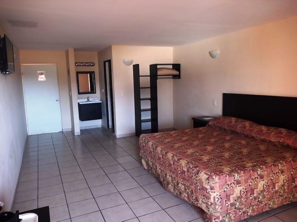 Los Jitos Hotel & Suites 16/56