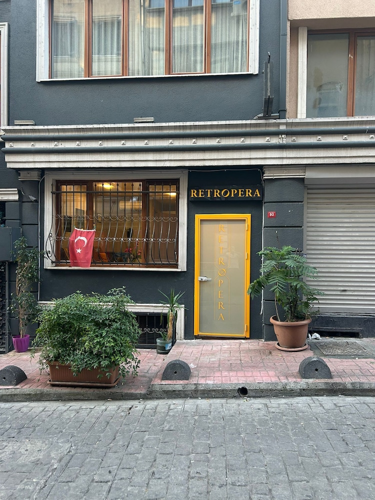 Retropera Hotel 4/60