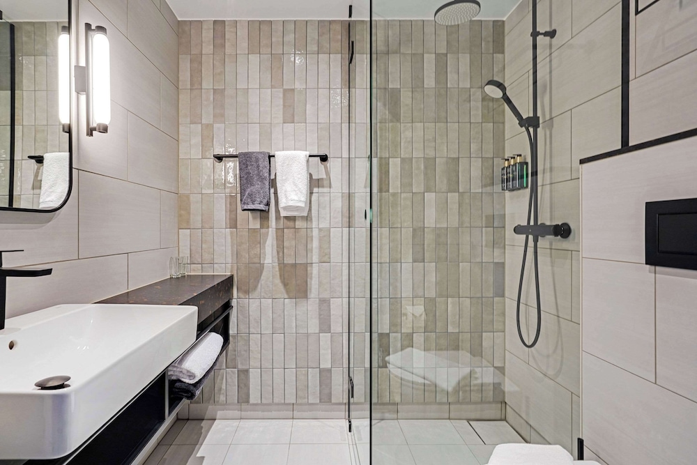 Clarion Hotel Helsinki Airport 62/65