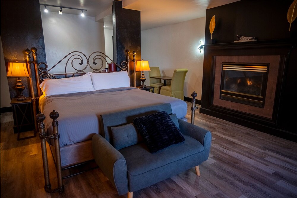 SIGNATURE, KING BED, RIVER VIEW, PATIO