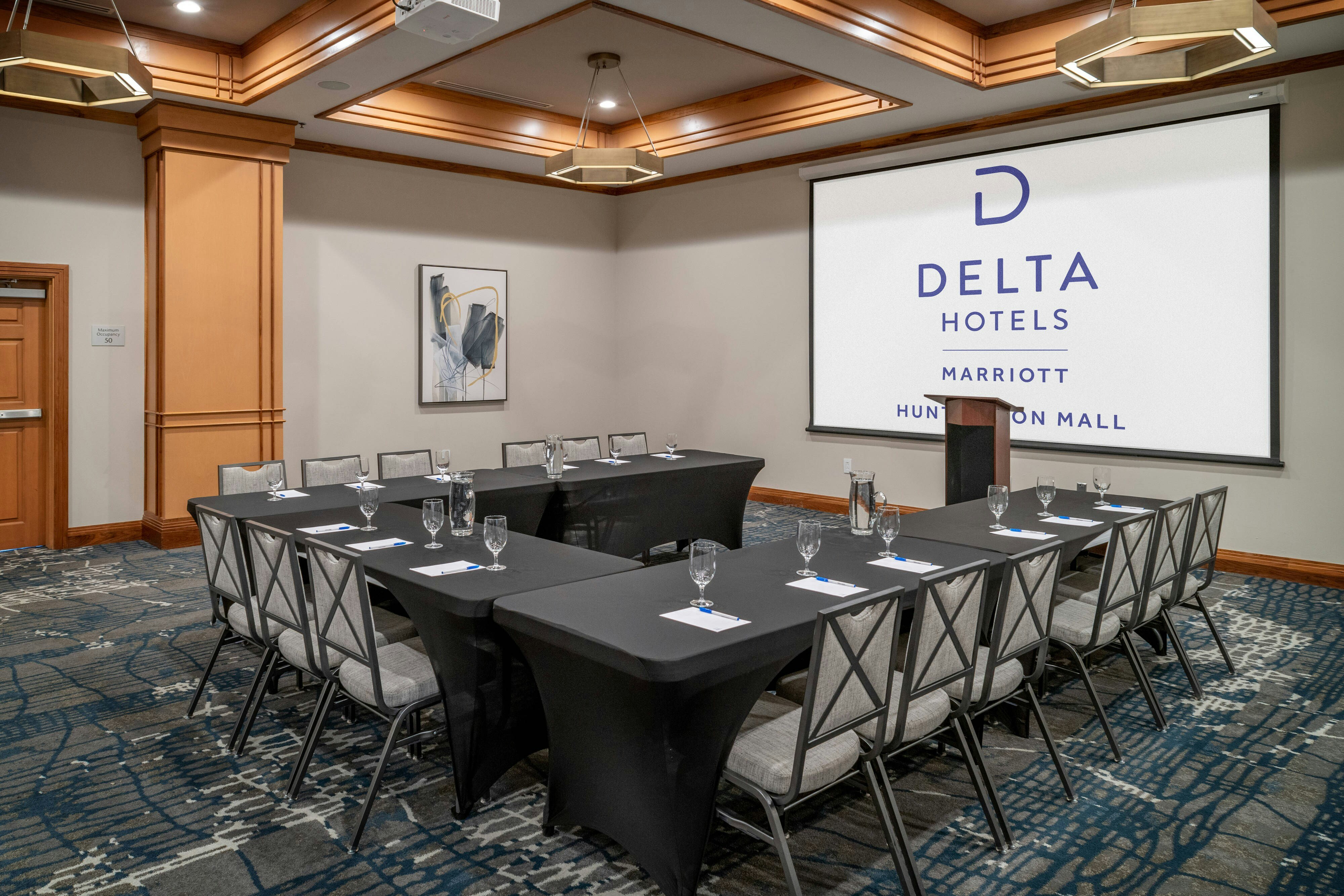 Delta Hotels By Marriott Huntington Mall 17/20