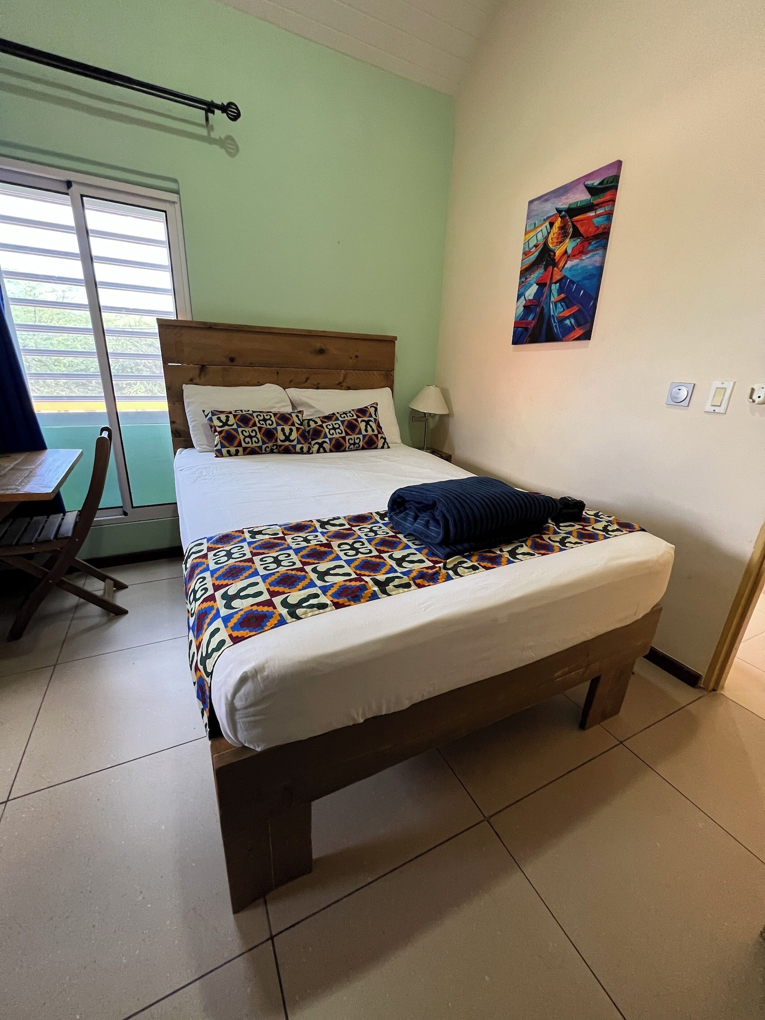 ROOM, QUEEN BED