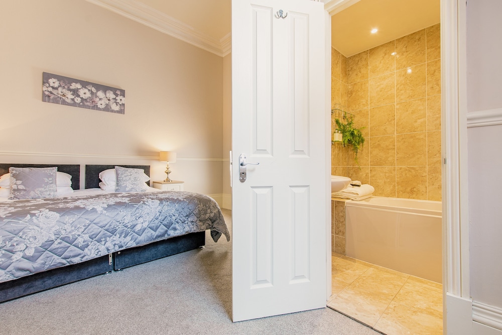 ROOM, DOUBLE BED