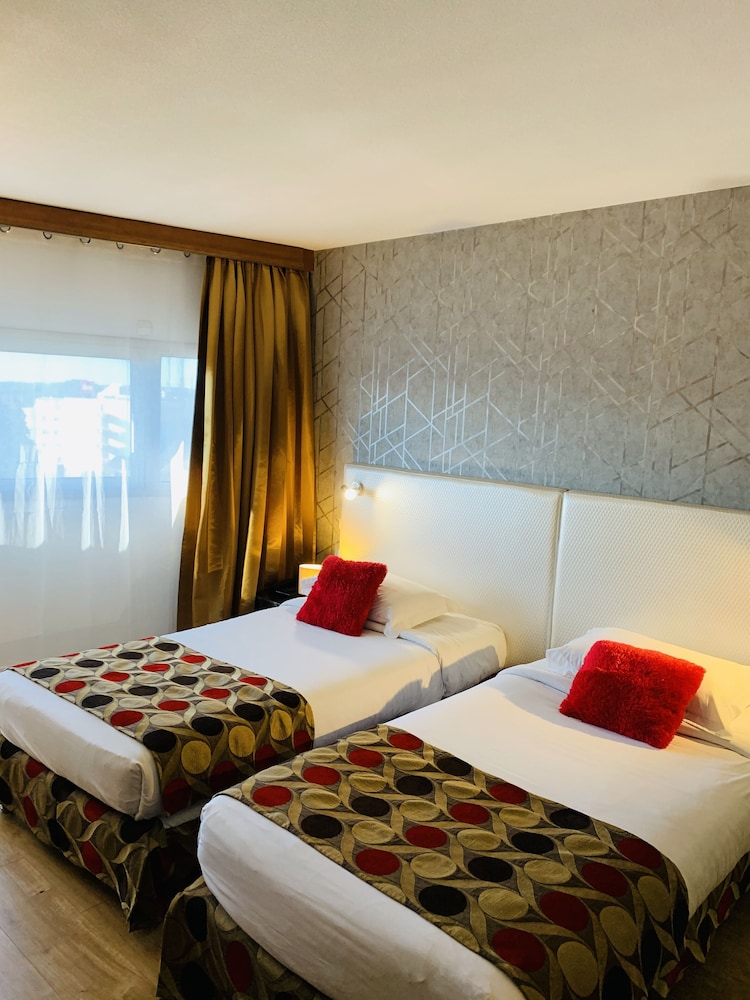 LUXURY, TWIN BEDS