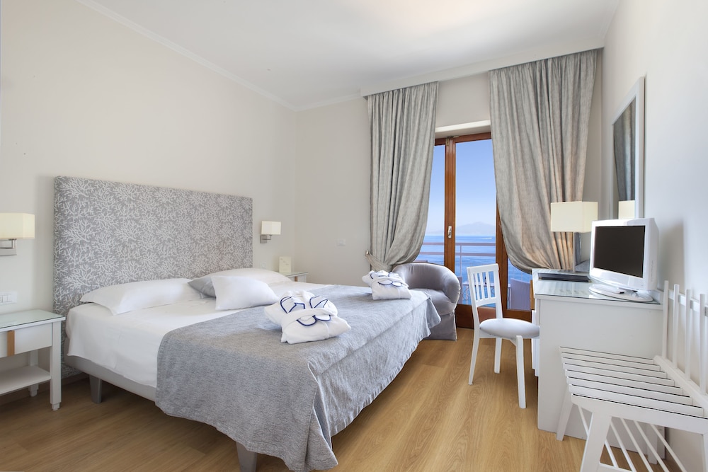 غرفة بسرير مزدوج بإطلالة على البحر بشرفة، Hotel Regina Sorrento 6/10