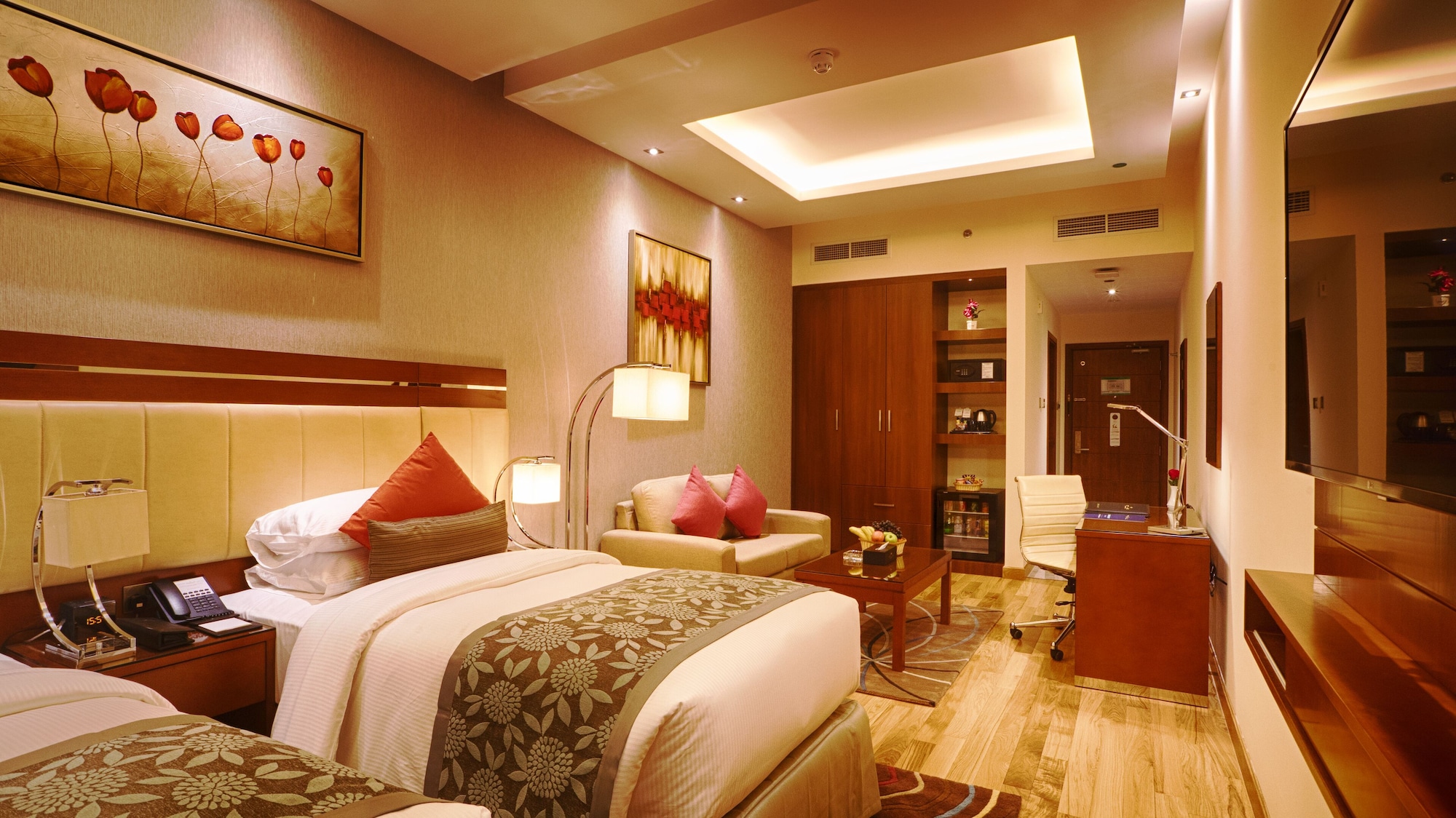 DELUXE, KING BED
