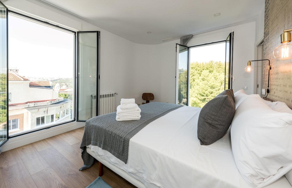 SKYLINE, GRAND, SUITE