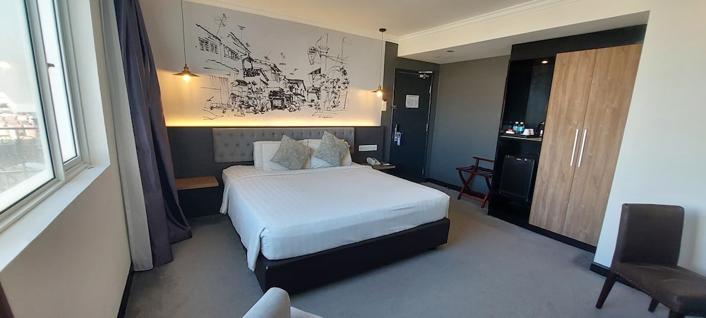 Merchant Hotel 23/66