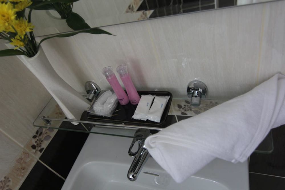 Gold Airport Suites 65/66