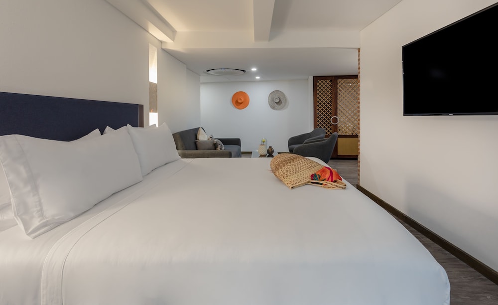SUITE, KING BED