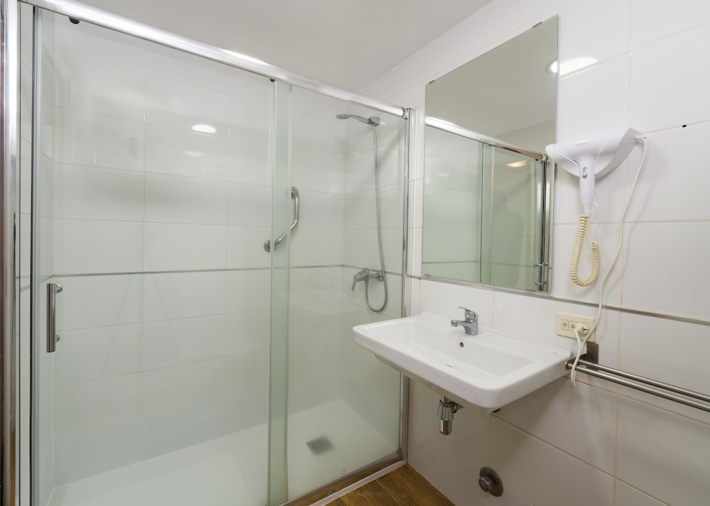 Apartamentos Los Rosales 74/75