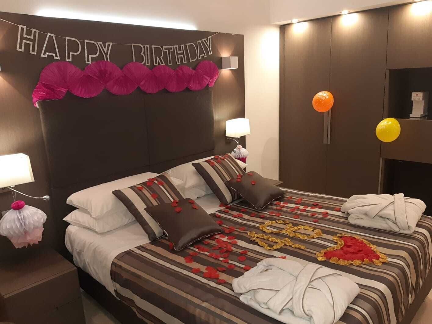 ROOM, DOUBLE OR TWIN BED