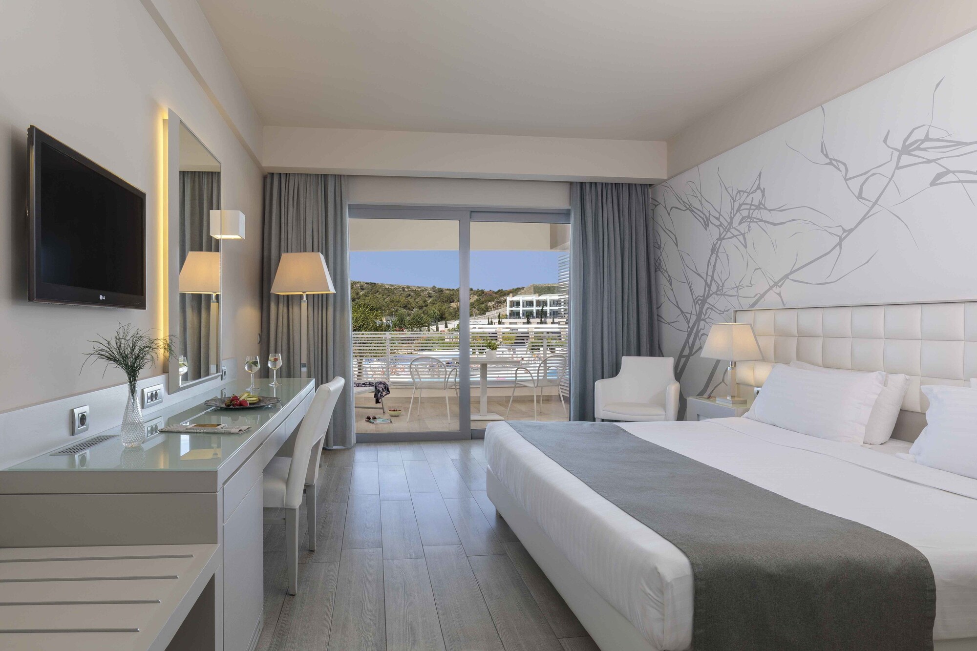DELUXE, POOL VIEW