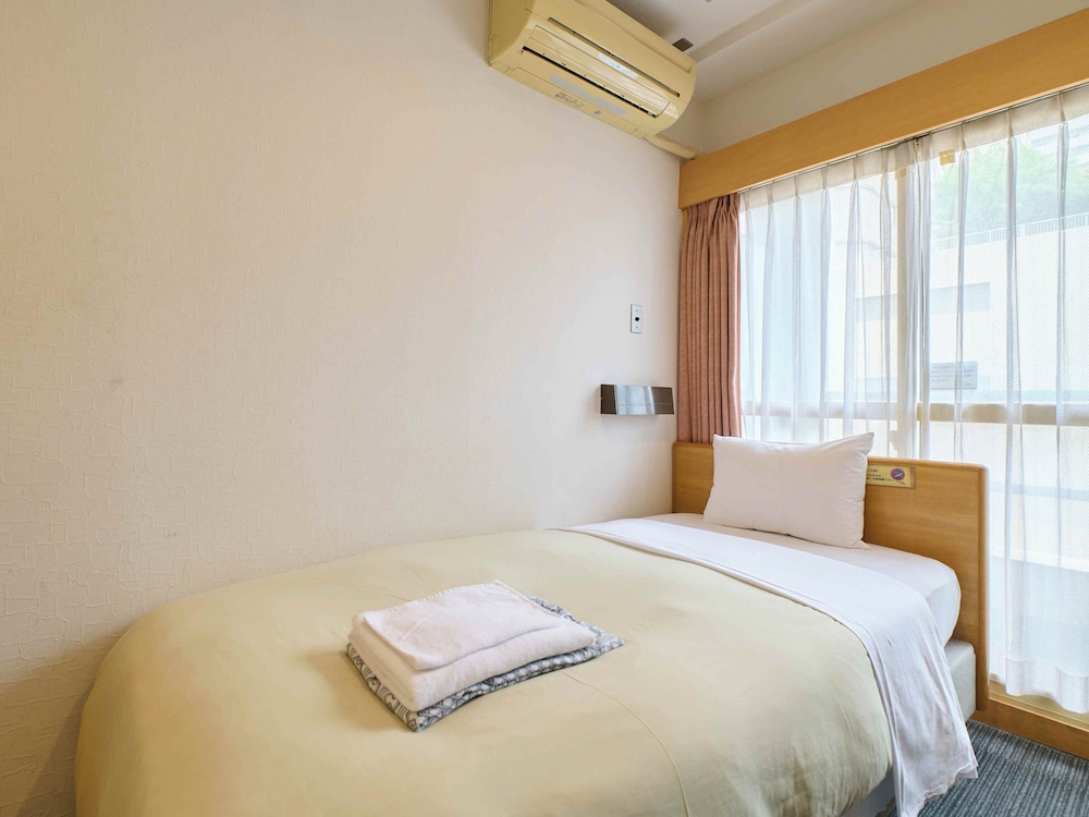 ROOM, SINGLE