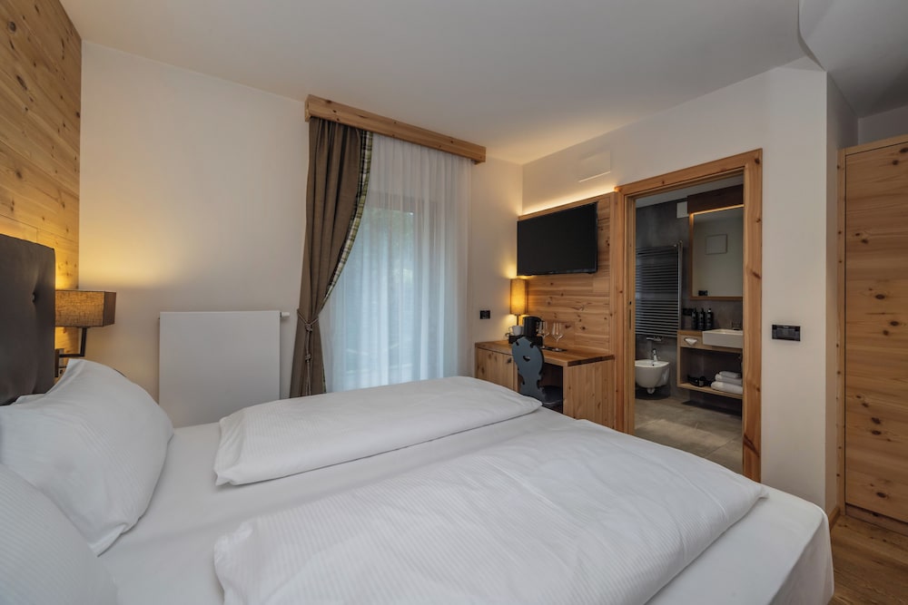 Harmony, Back Side، Hotel Palace Ravelli 2/3