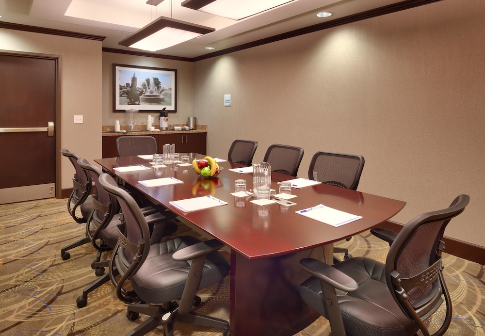 Holiday Inn Express Suites Overland Park 52/60