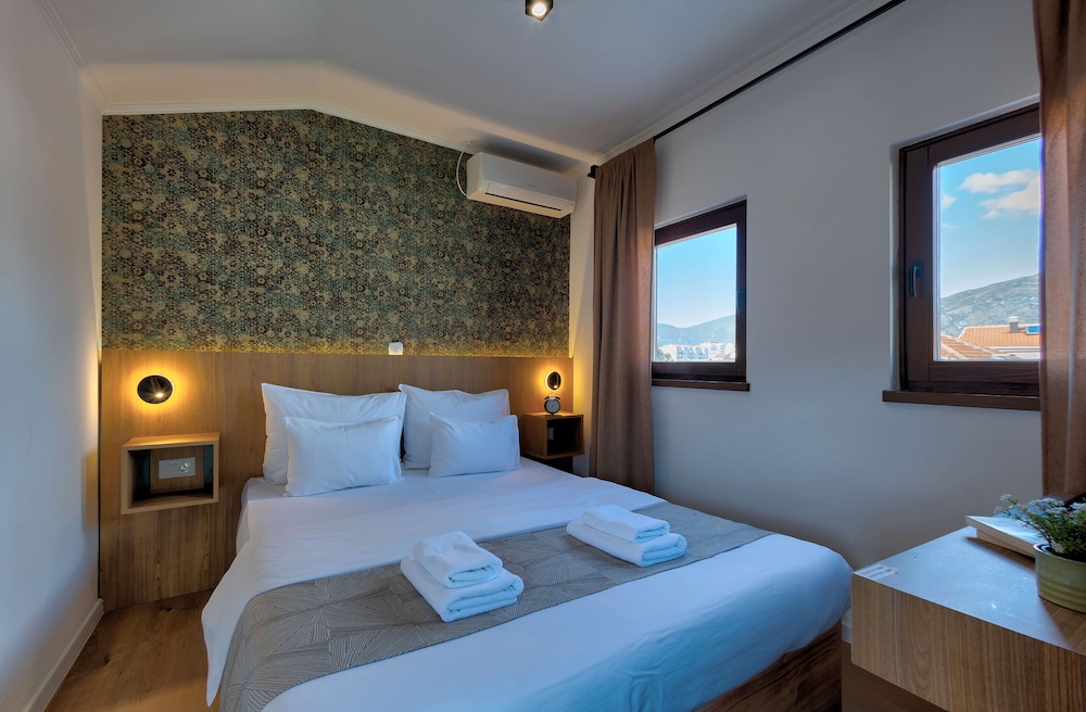Romantic, Queen Bed, Old Bridge View
