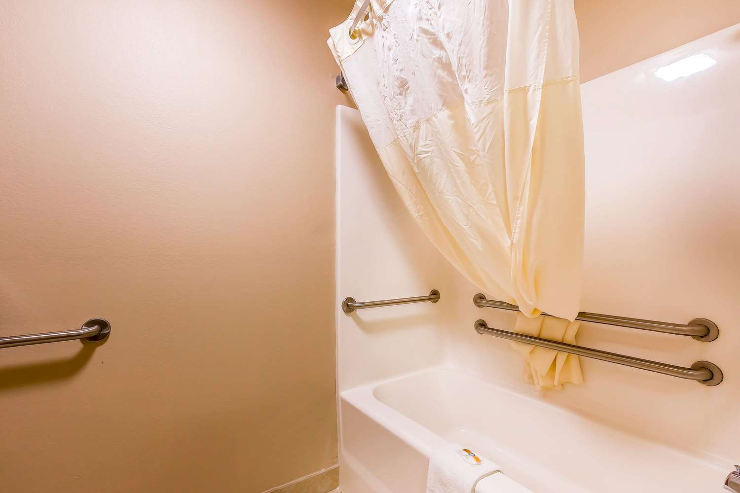Quality Inn and Suites Chesterfield Village 16/16