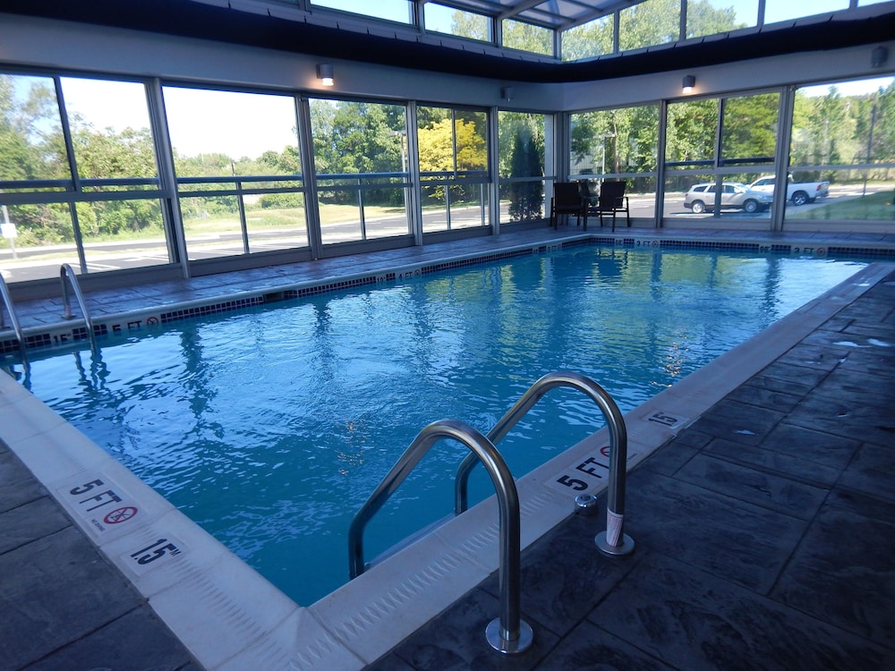 Holiday Inn Express Suites Milford 3/50