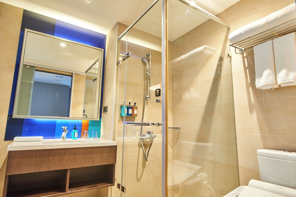 Holiday Inn Express Kaohsiung Love River 46/49