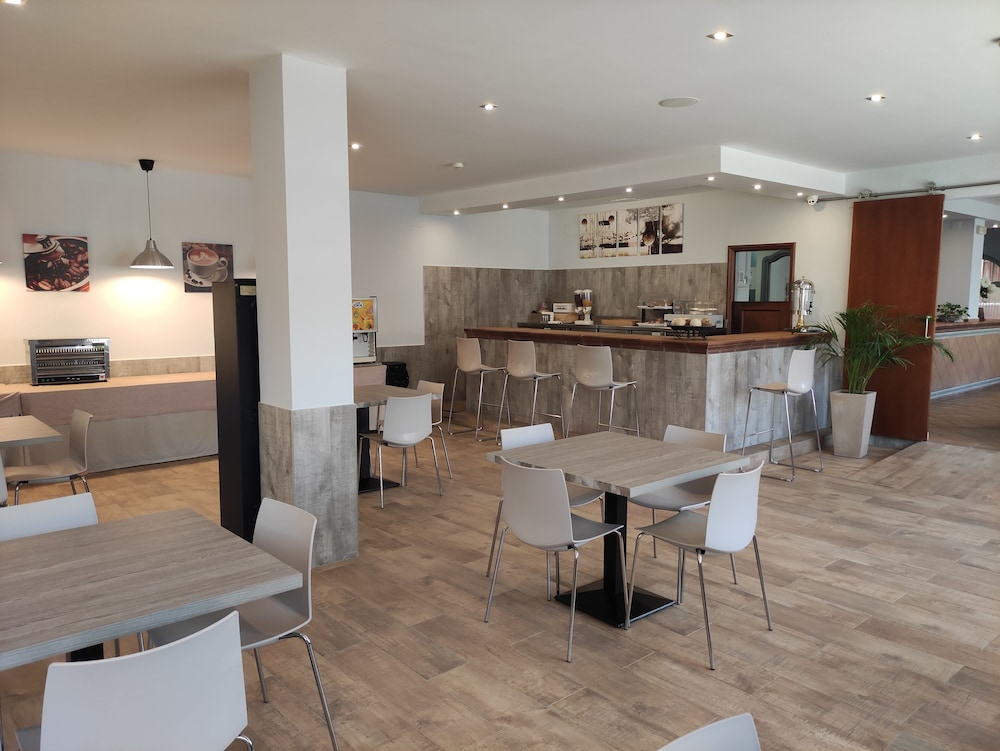 APARTAMENTOS TURISTICOS PUERTA DEL SUR 26/27