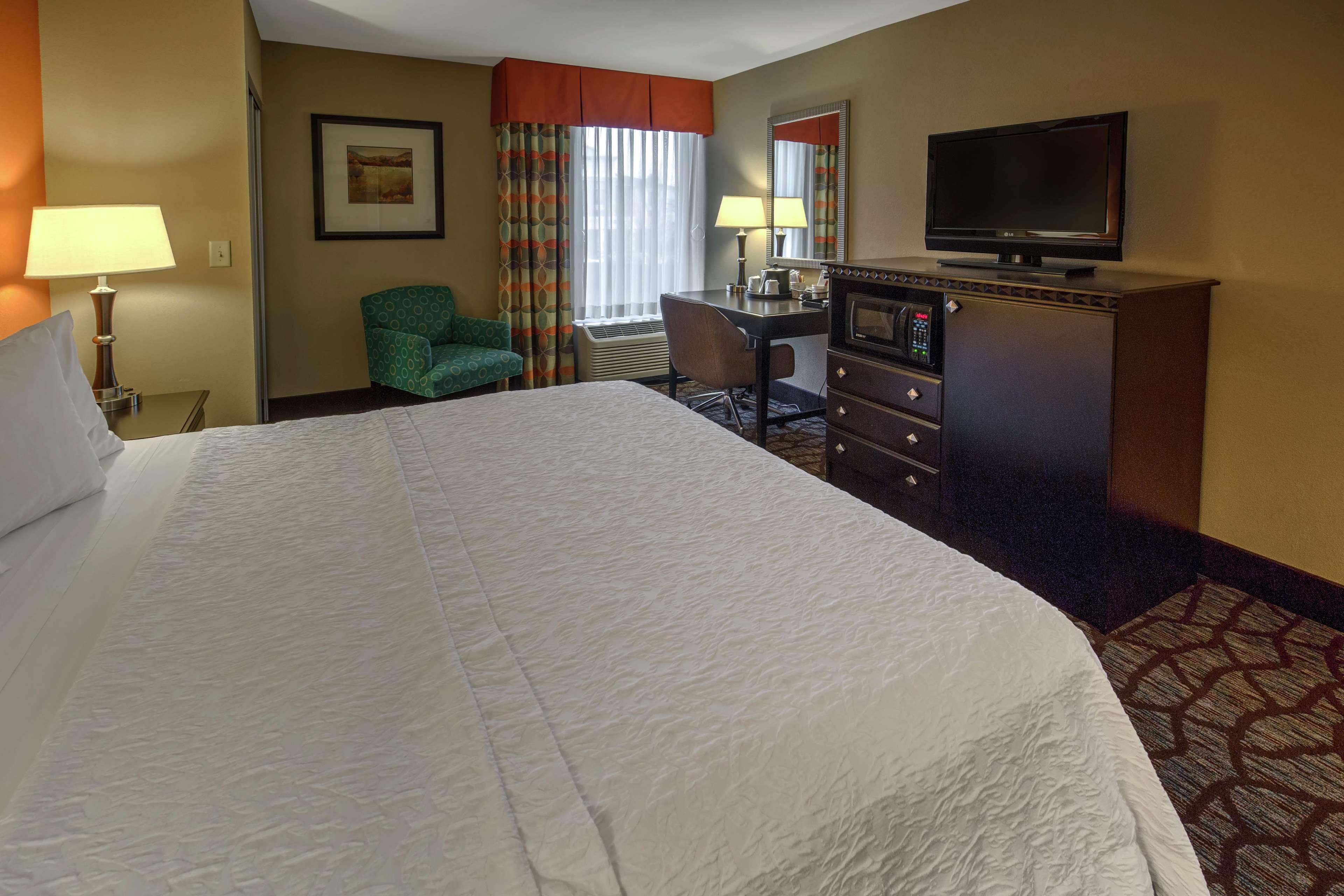 غرفة بسرير مزدوج، Hampton Inn Asheville Tunnel Road 3/8