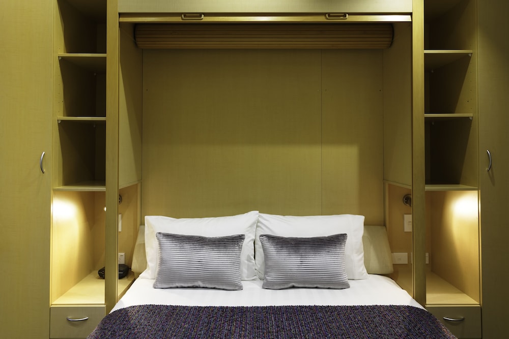 Trailways Hotel 32/70