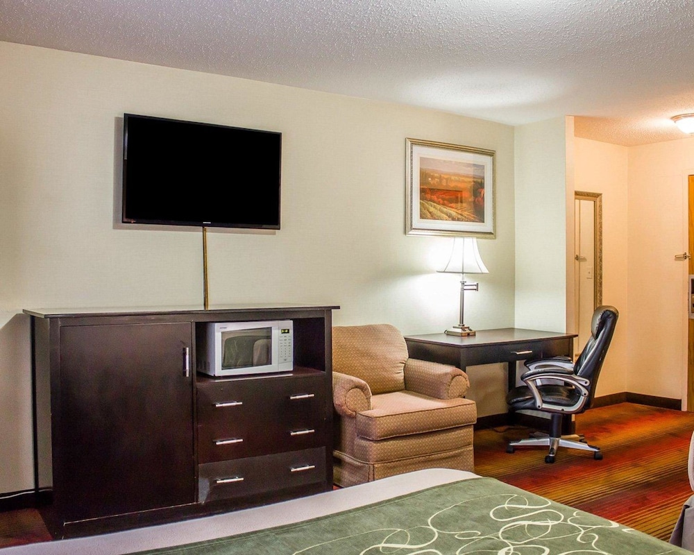 Rodeway Inn MacArthur Airport 24/36