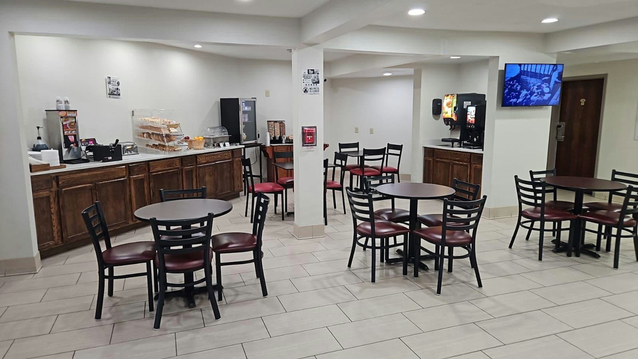 Red Roof Inn & Suites Newport – Middletown, RI 41/44