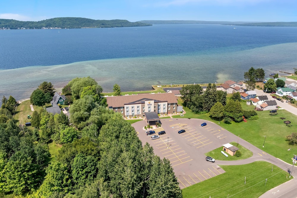 Comfort Inn and Suites Munising - Lakefront 37/49