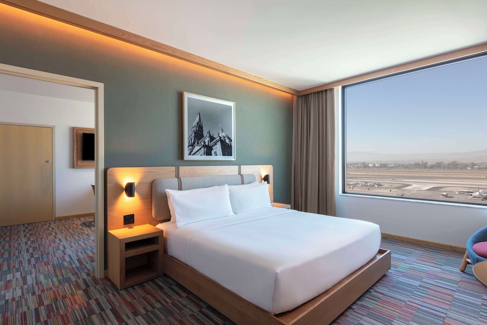 1 Bedroom, Airport, Suite, King Bed